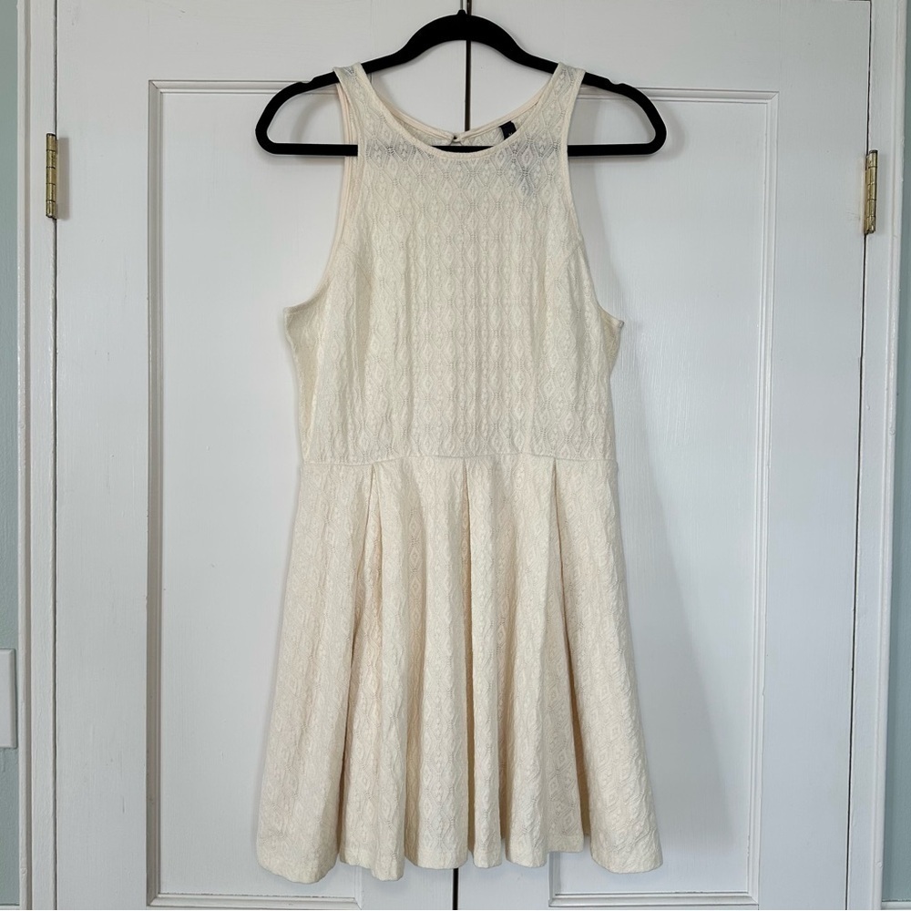 JESSICA SIMPSON Ivory/Off-White Lace Dress with Pleated Skirt